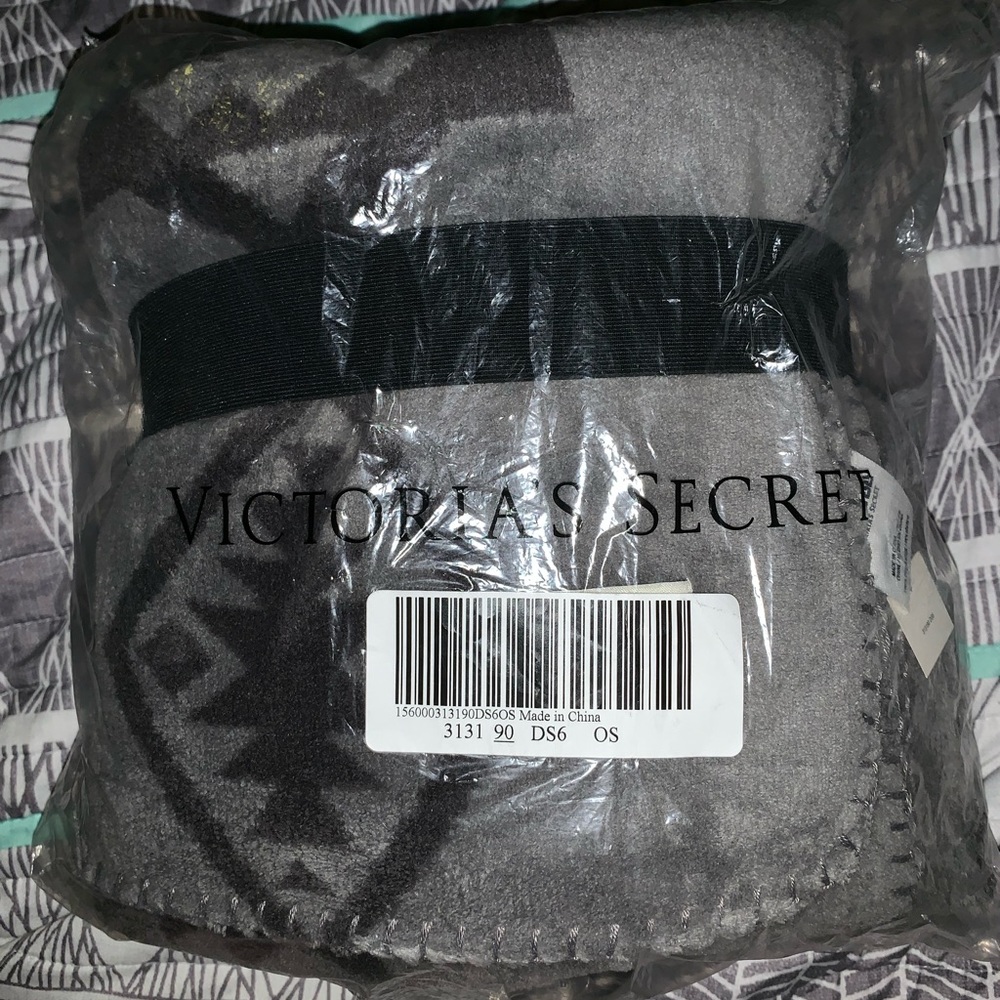 🍓NWT Victoria’s Secret pink Aztec throw. Rare